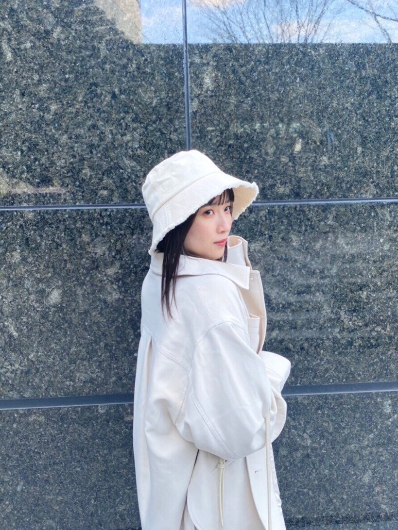 ホワイト系のブルゾン、ホワイト系のニット/セーター、ホワイト系のサンダルを着用したレディースの春コーディネートの5枚目の写真