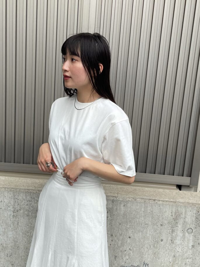 ホワイト系のスカート、ホワイト系のサンダル、ホワイト系のTシャツ/カットソーを着用したレディースの夏コーディネートの8枚目の写真