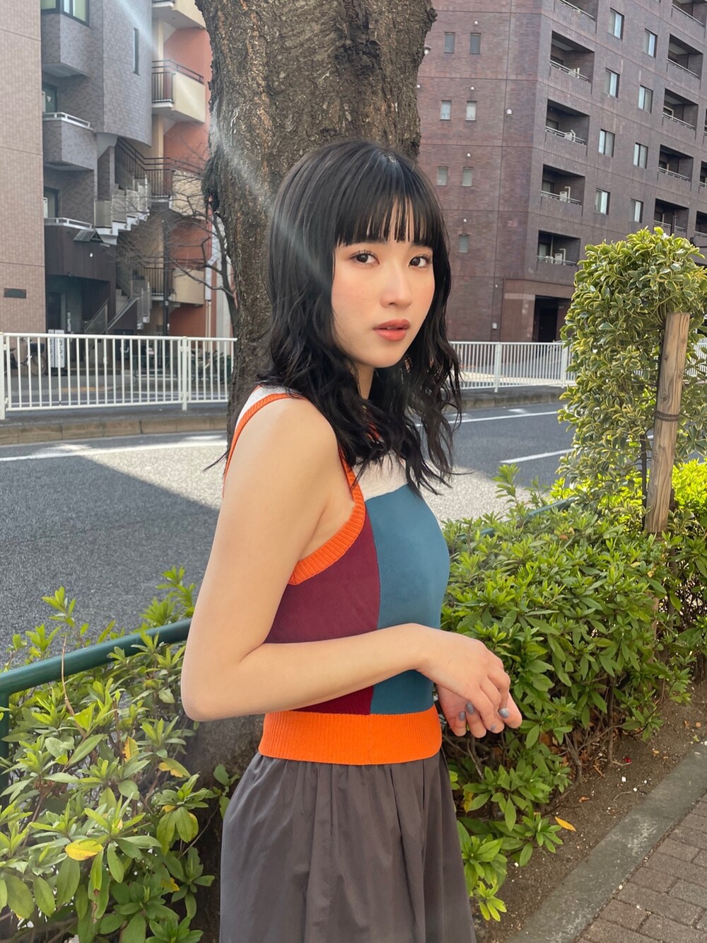 ブルー系のニット/セーターを着用したレディースの春コーディネートの2枚目の写真