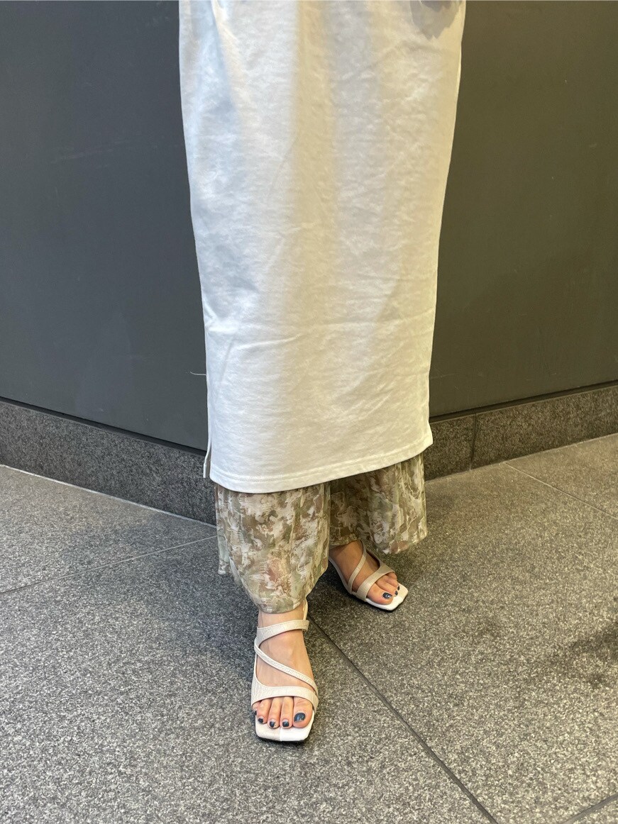 ホワイト系のサンダル、ホワイト系のワンピース、ベージュ系のシャツ/ブラウスを着用したレディースの春コーディネートの6枚目の写真