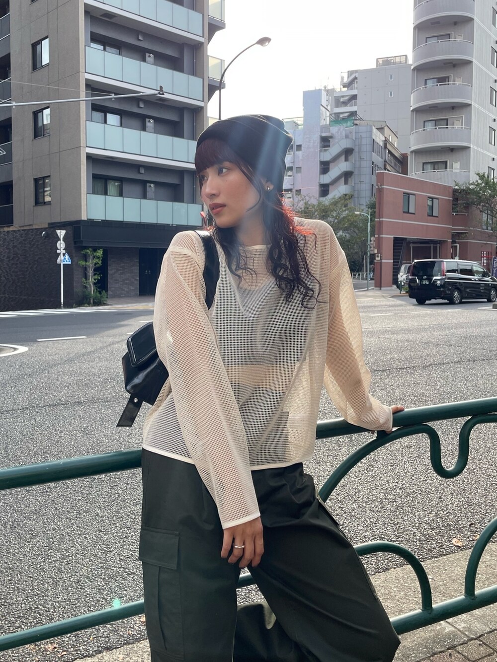 ホワイト系のTシャツ/カットソー、ベージュ系のその他パンツを着用したレディースの秋コーディネートの2枚目の写真