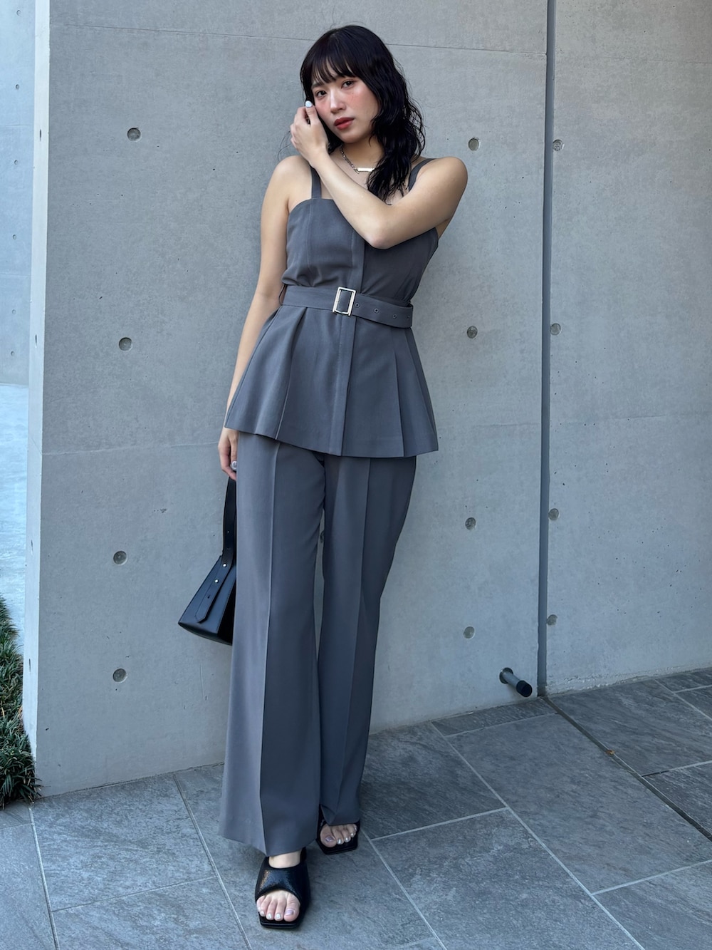 グレー系のテーラードジャケット、グレー系のベスト、グレー系のその他パンツを着用したレディースの冬コーディネートの4枚目の写真