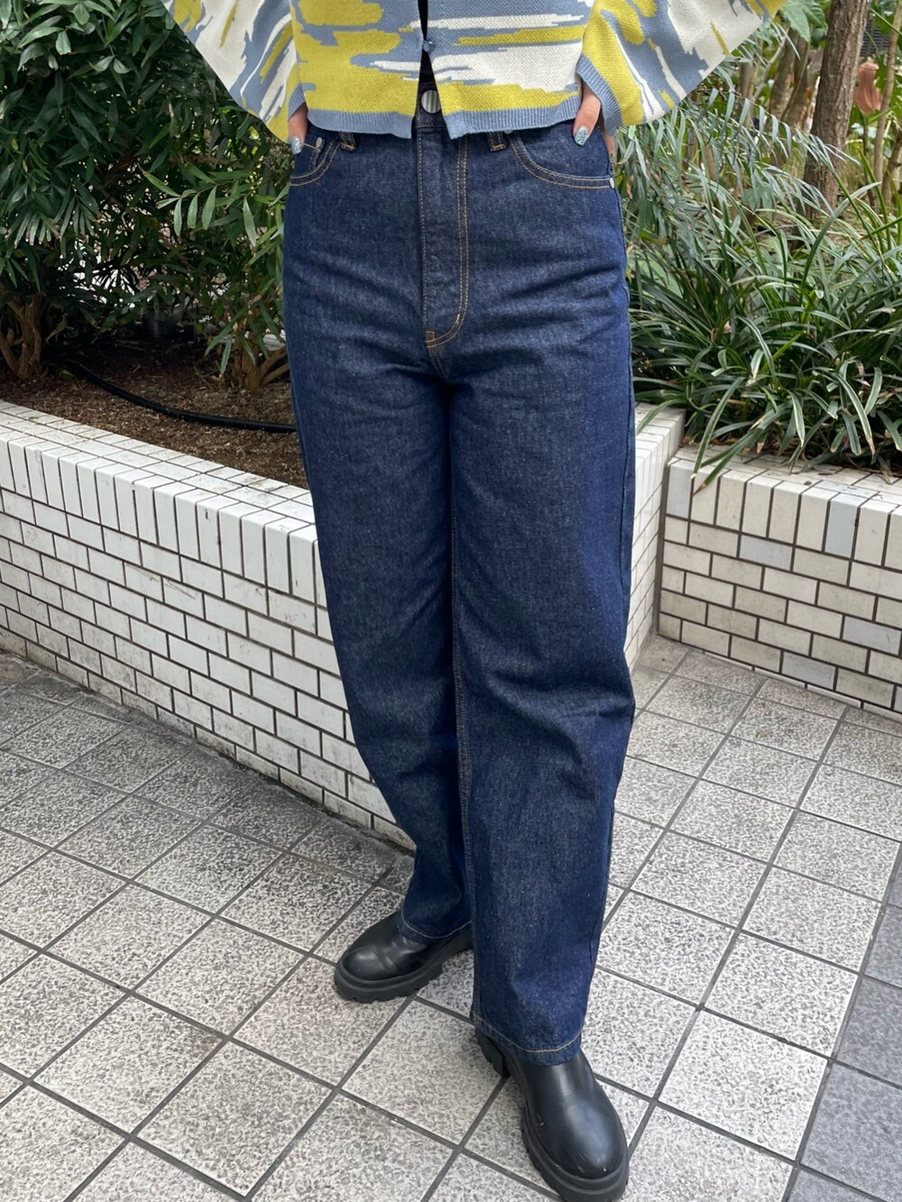 ブルー系のデニムパンツ、イエロー系のカーディガン/ボレロを着用したレディースの冬コーディネートの7枚目の写真