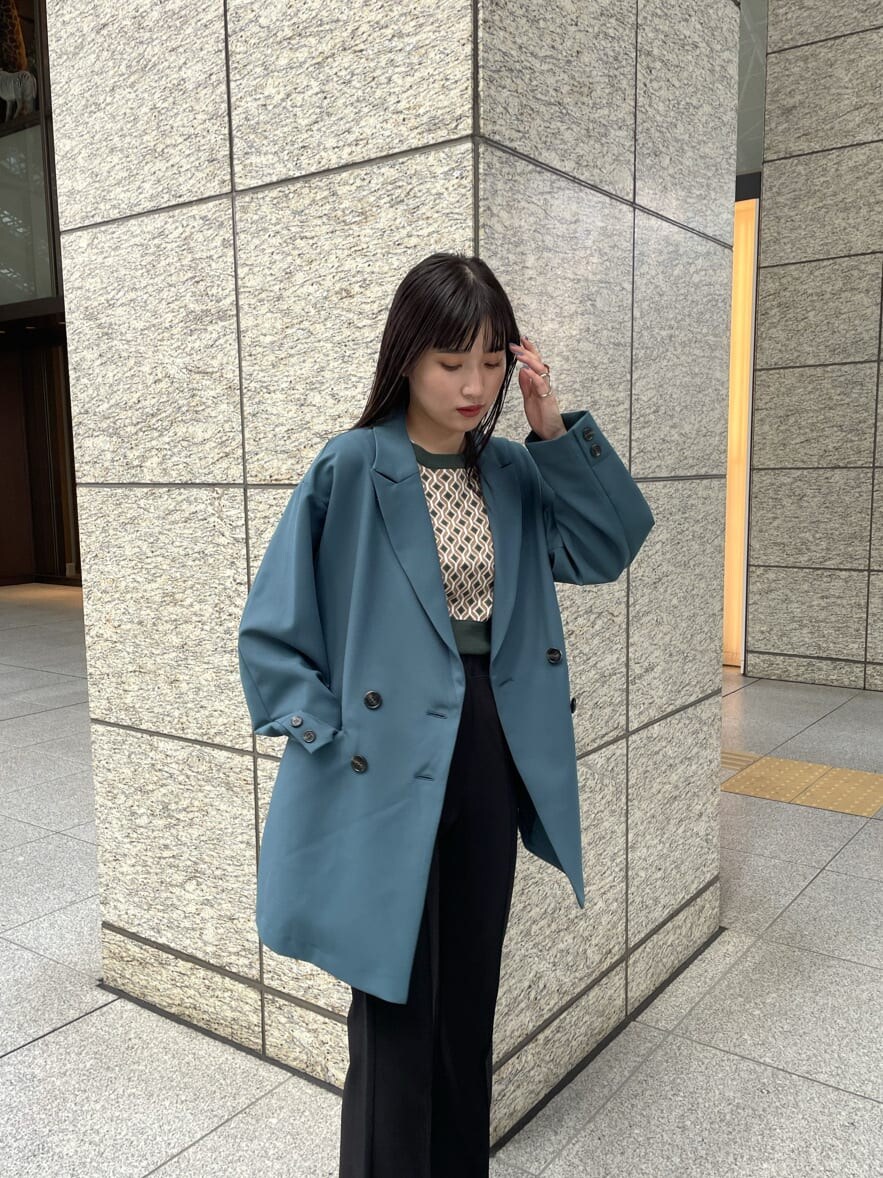 グリーン系のテーラードジャケット、ブラック系のその他パンツ、ブラック系のブーツを着用したレディースの秋コーディネートの4枚目の写真