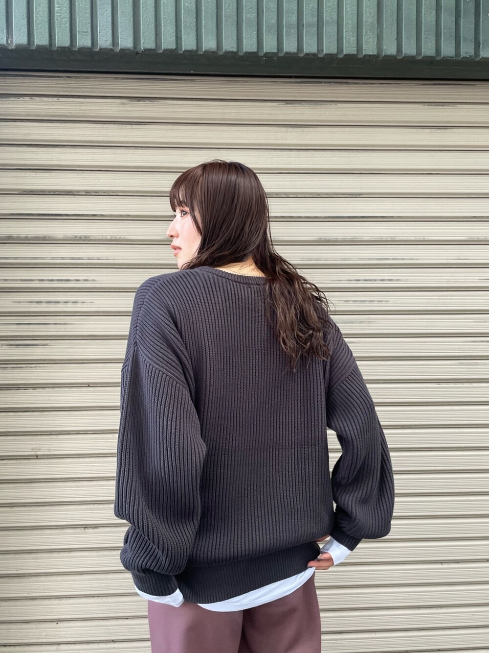 ブラック系のその他パンツ、グレー系のニット/セーターを着用したレディースの秋コーディネートの5枚目の写真