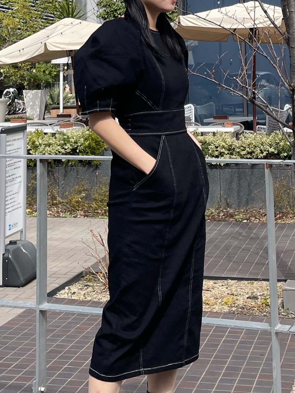 ブラック系のワンピースを着用したレディースの春コーディネートの4枚目の写真