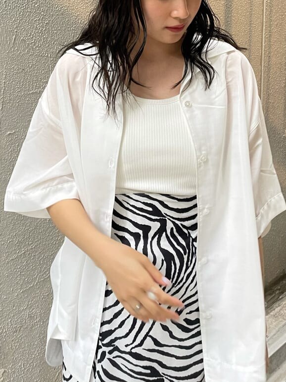 ホワイト系のTシャツ/カットソー、ブラック系のサンダル、その他のスカートを着用したレディースの夏コーディネートの4枚目の写真