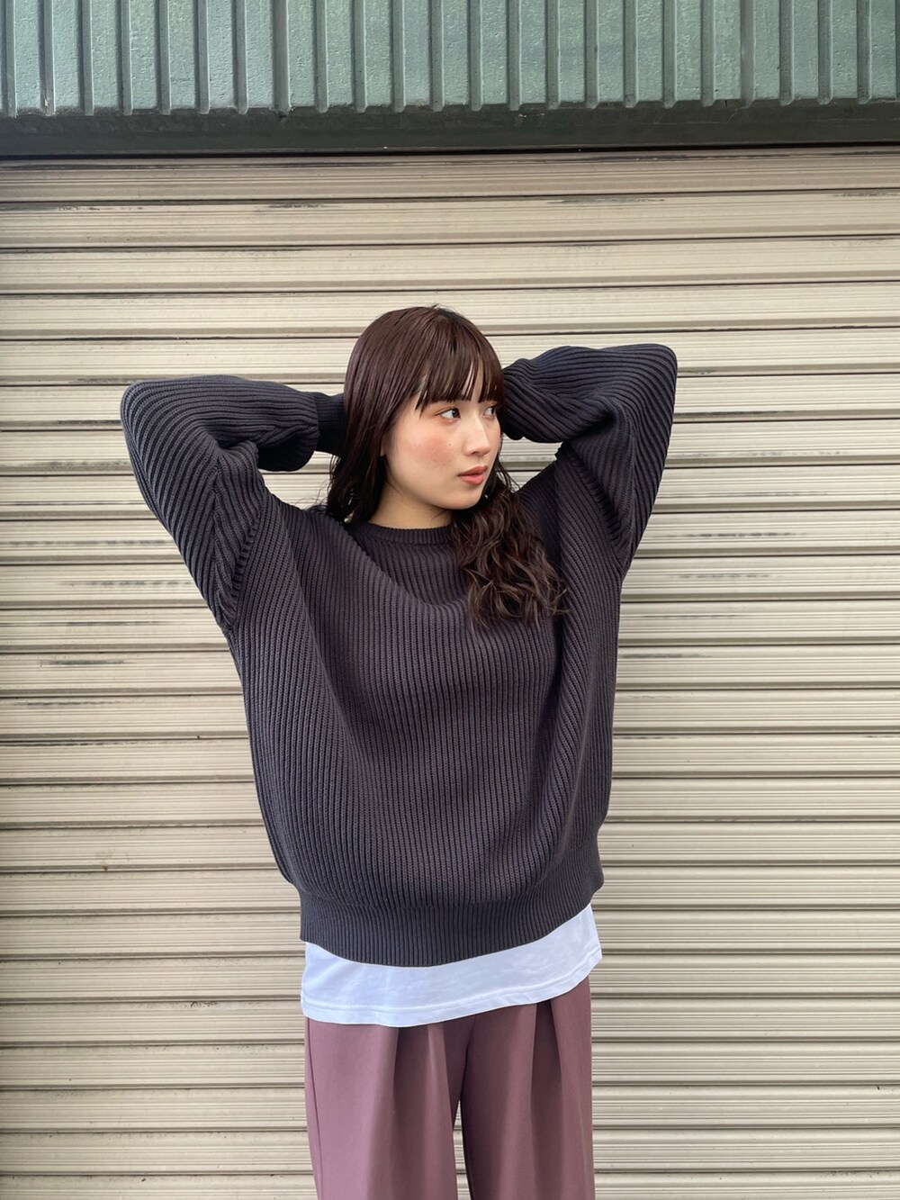 ブラック系のその他パンツ、グレー系のニット/セーターを着用したレディースの秋コーディネートの3枚目の写真