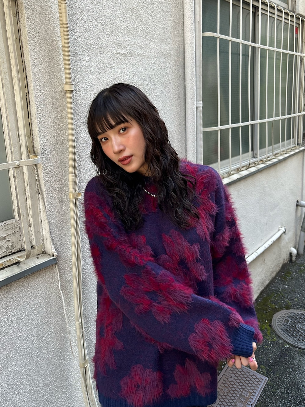 ブルー系のニット/セーター、ブラック系のスカートを着用したレディースの秋コーディネートの5枚目の写真