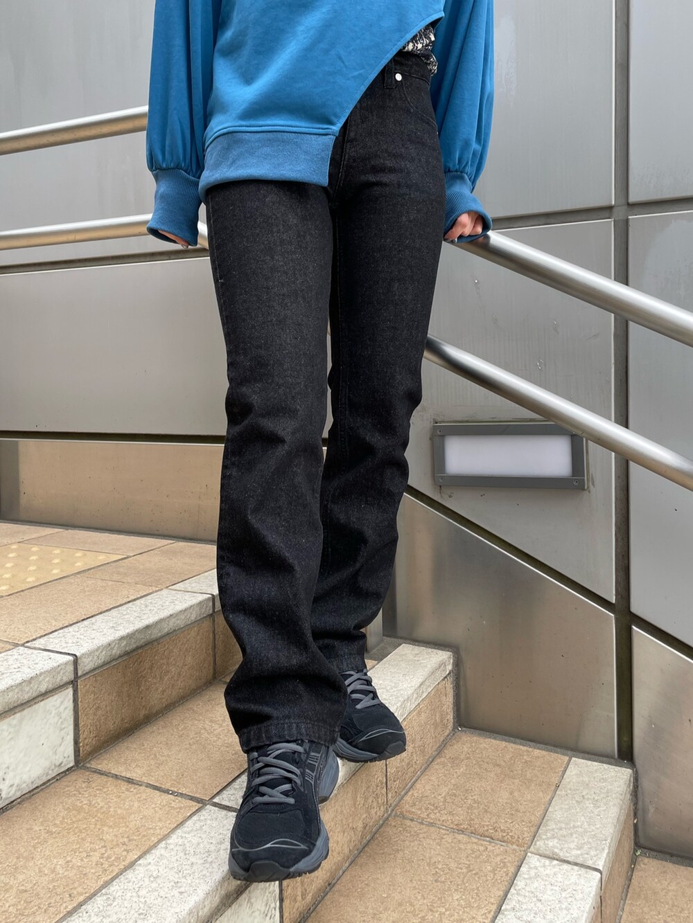 ブルー系のTシャツ/カットソー、ブラック系のデニムパンツを着用したレディースの冬コーディネートの9枚目の写真