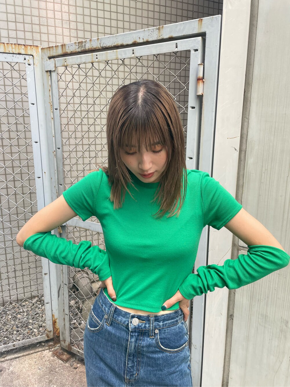 ブルー系のデニムパンツ、ブルー系のデニムパンツ、グリーン系のTシャツ/カットソーを着用したレディースの秋コーディネートの4枚目の写真