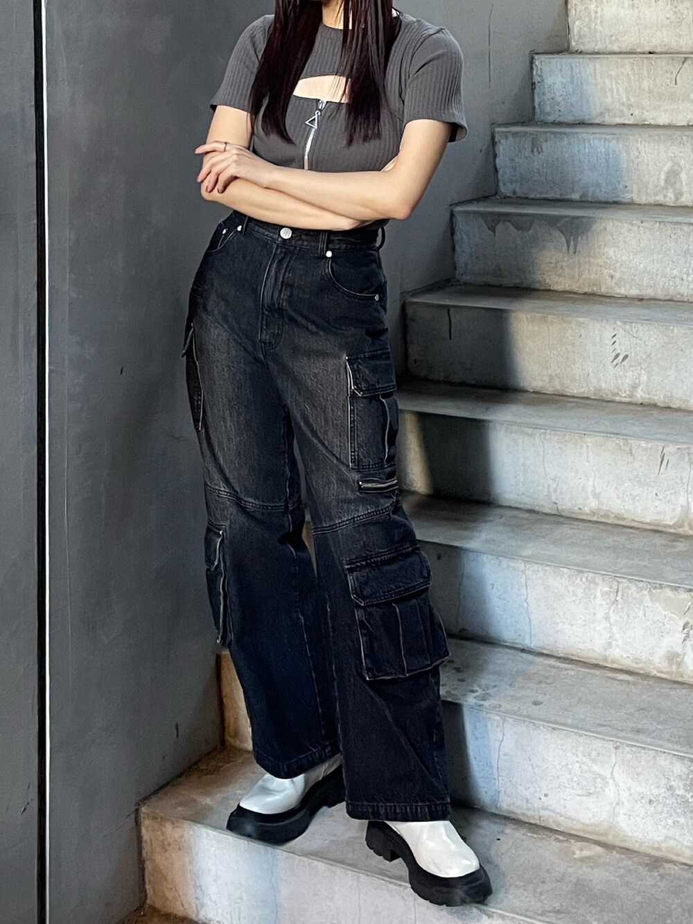 グレー系のTシャツ/カットソー、ブラック系のデニムパンツを着用したレディースの冬コーディネートの3枚目の写真