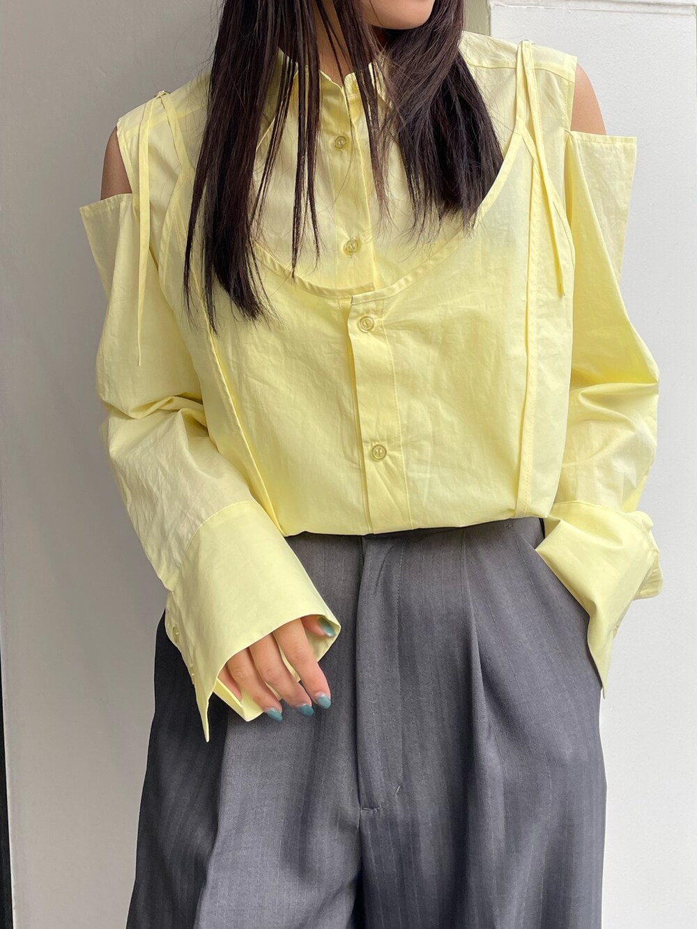 イエロー系のシャツ/ブラウス、グレー系のその他パンツ、シルバー系のサンダルを着用したレディースの冬コーディネートの3枚目の写真