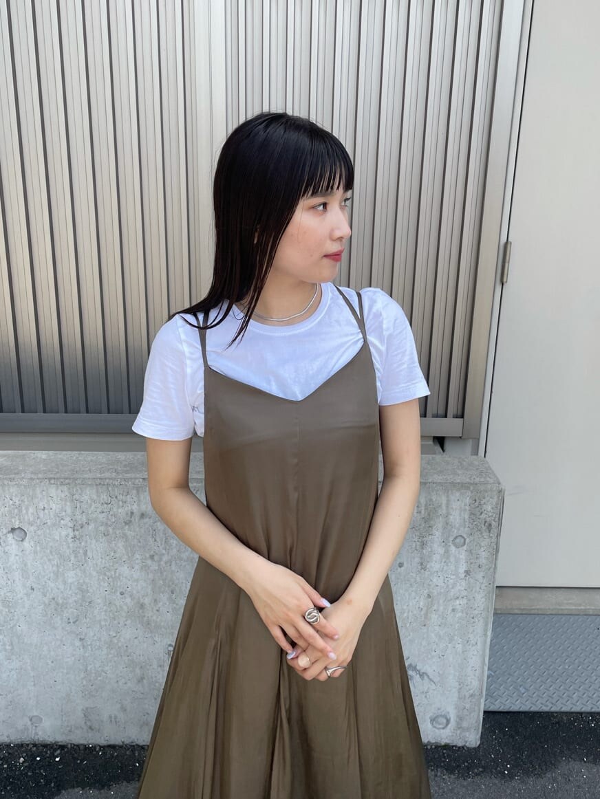 ベージュ系のワンピース、ブラック系のサンダルを着用したレディースの夏コーディネートの7枚目の写真
