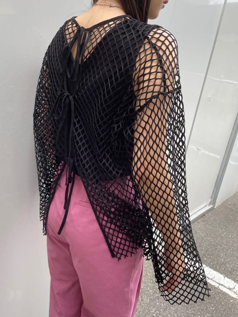 ブラック系のサンダル、ピンク系のスラックス、ブラック系のTシャツ/カットソーを着用したレディースの夏コーディネートの6枚目の写真