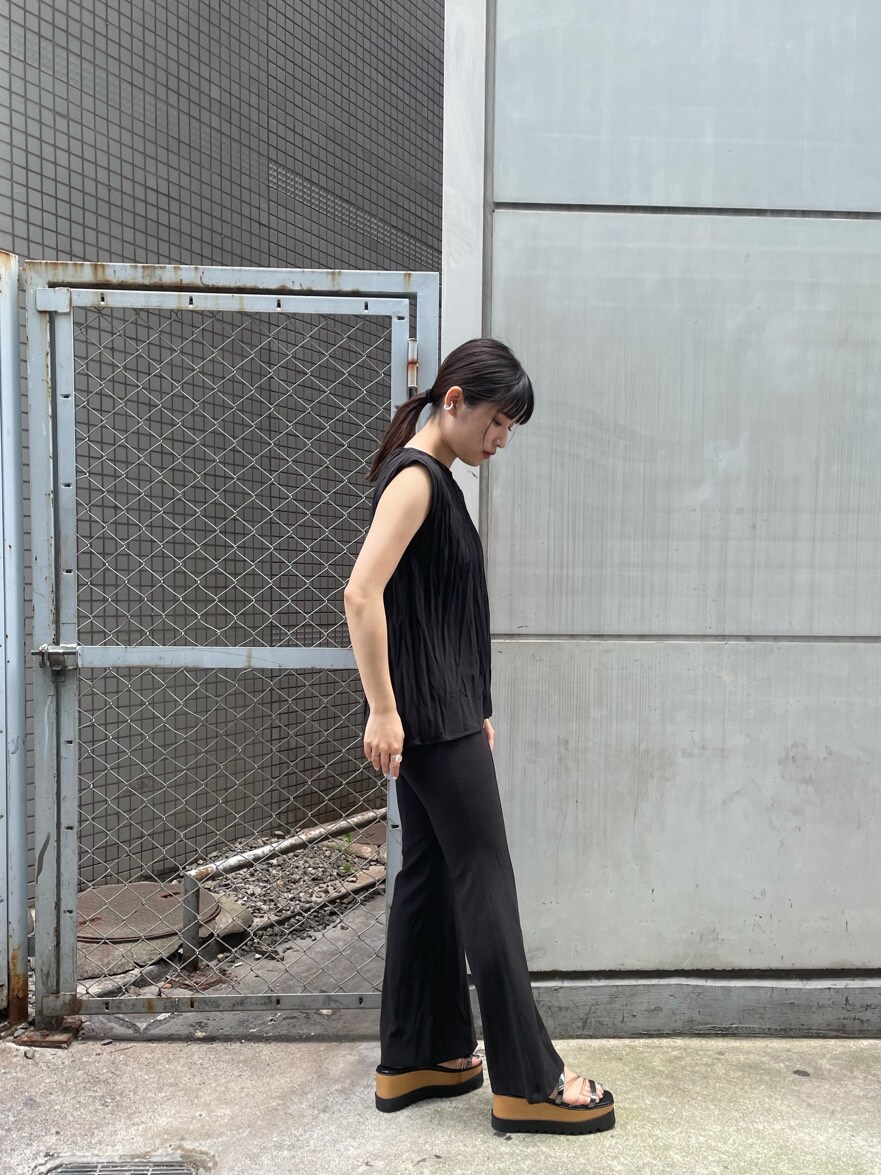 ブラック系のシャツ/ブラウス、ブラック系のサンダル、ブラック系のスラックスを着用したレディースの春コーディネートの2枚目の写真