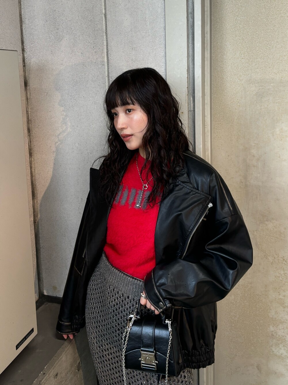 ブラック系のライダースジャケットを着用したレディースの秋コーディネートの3枚目の写真