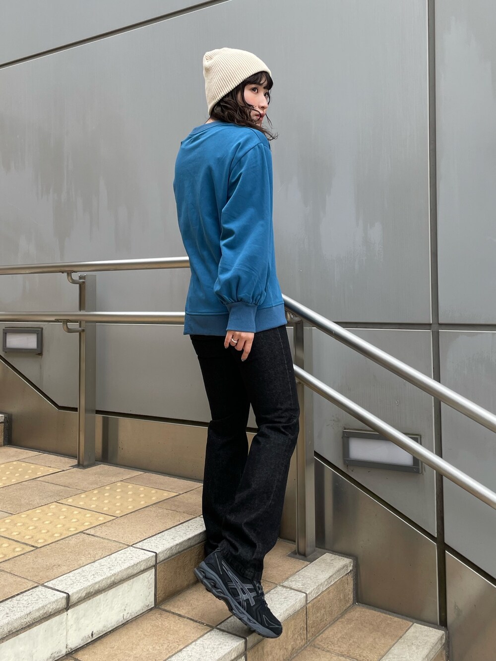 ブルー系のTシャツ/カットソー、ブラック系のデニムパンツを着用したレディースの冬コーディネートの3枚目の写真