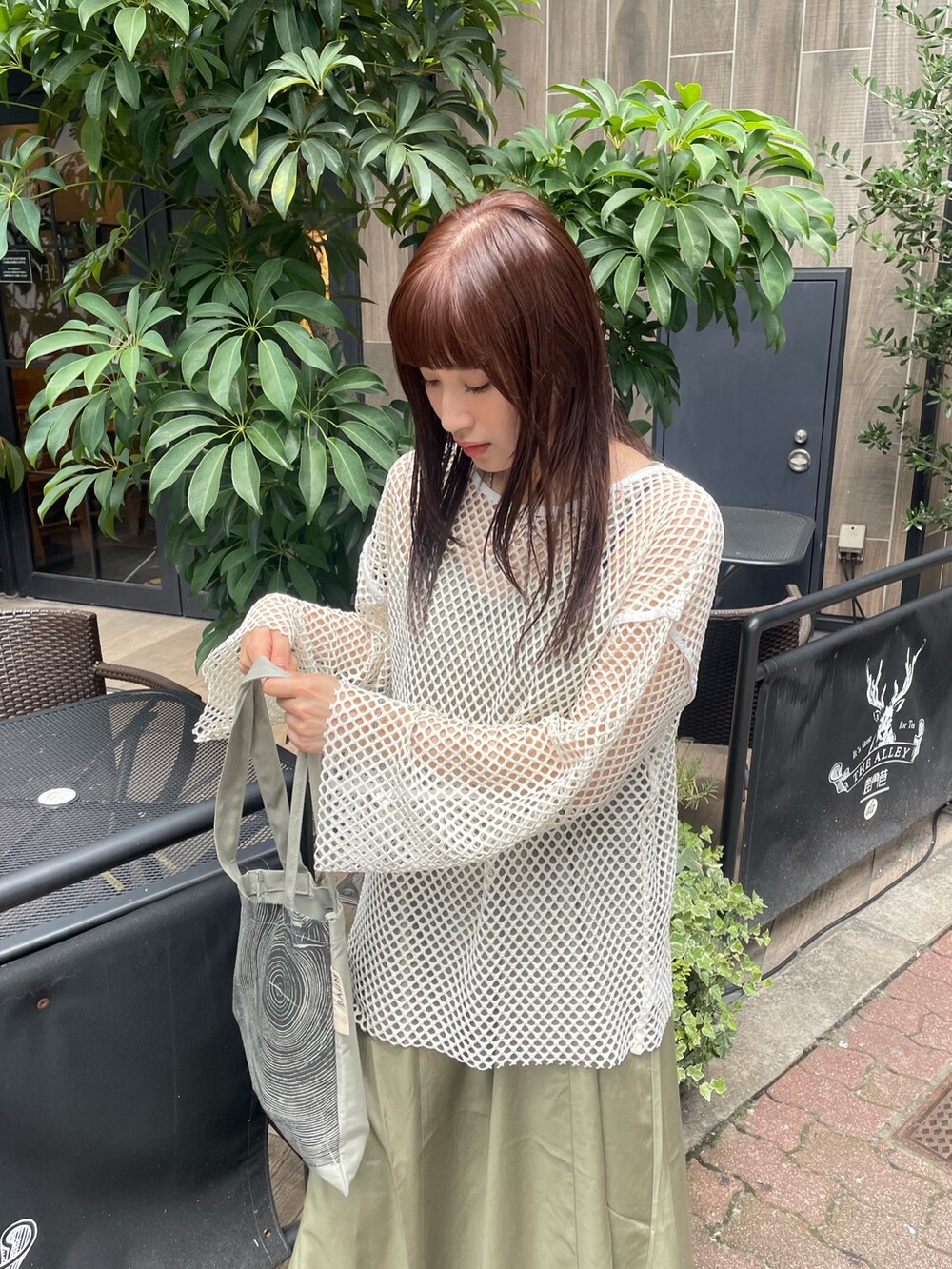 グリーン系のワンピース、ホワイト系のシャツ/ブラウスを着用したレディースの夏コーディネートの3枚目の写真