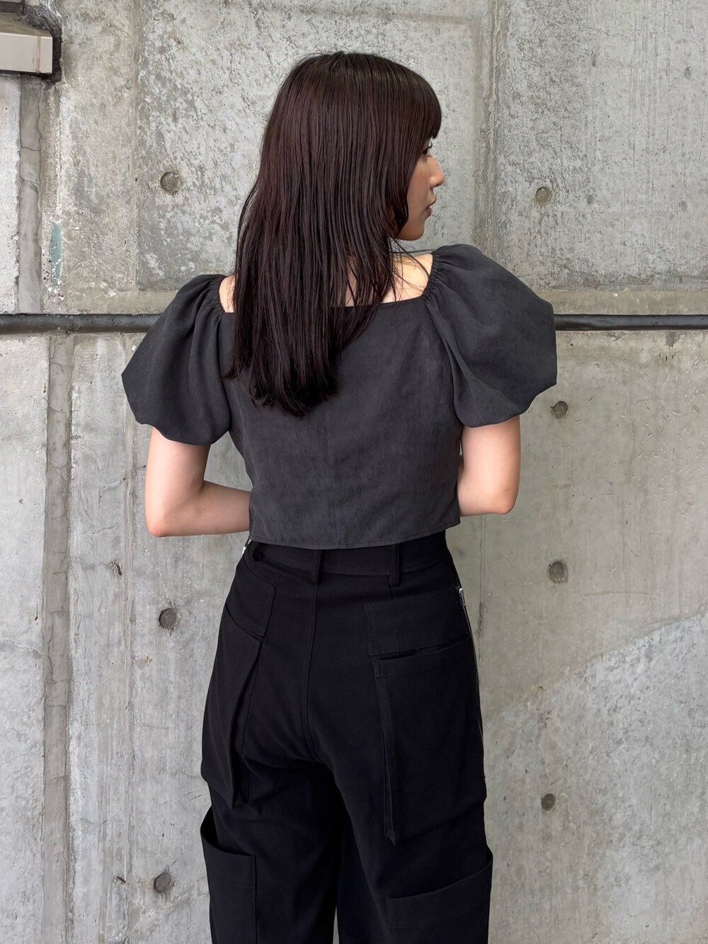 ブラック系のシャツ/ブラウス、ブラック系のカーゴパンツ、ブラック系のブーツを着用したレディースの夏コーディネートの4枚目の写真