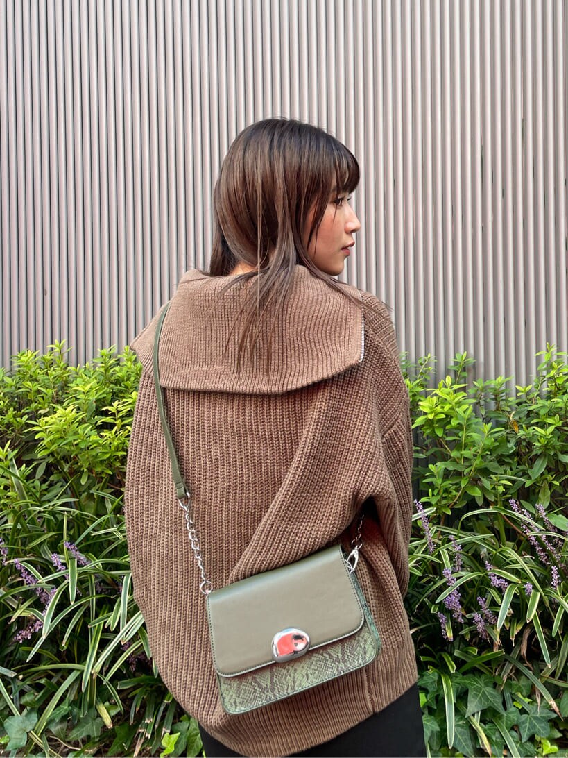 ブラック系のブーツ、ブラウン系のニット/セーター、グリーン系のショルダーバッグを着用したレディースの秋コーディネートの6枚目の写真