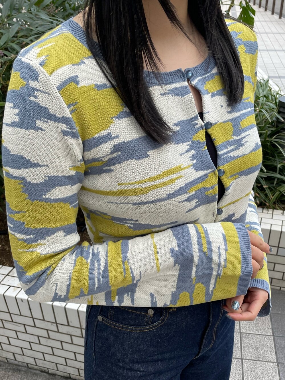 ブルー系のデニムパンツ、イエロー系のカーディガン/ボレロを着用したレディースの冬コーディネートの6枚目の写真