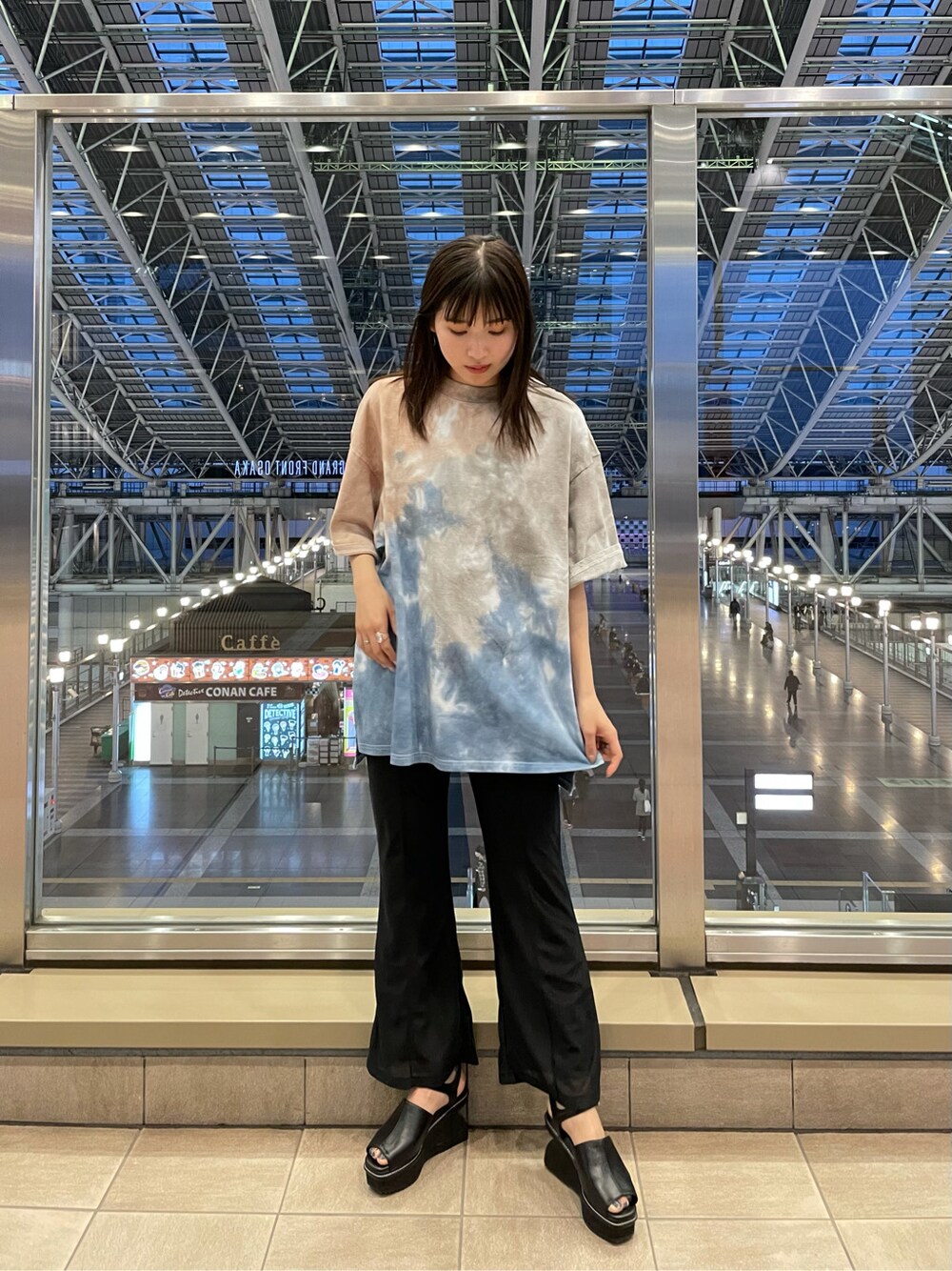 ブラック系のサンダル、ブラック系のスラックス、その他のTシャツ/カットソーを着用したレディースの春コーディネートの5枚目の写真