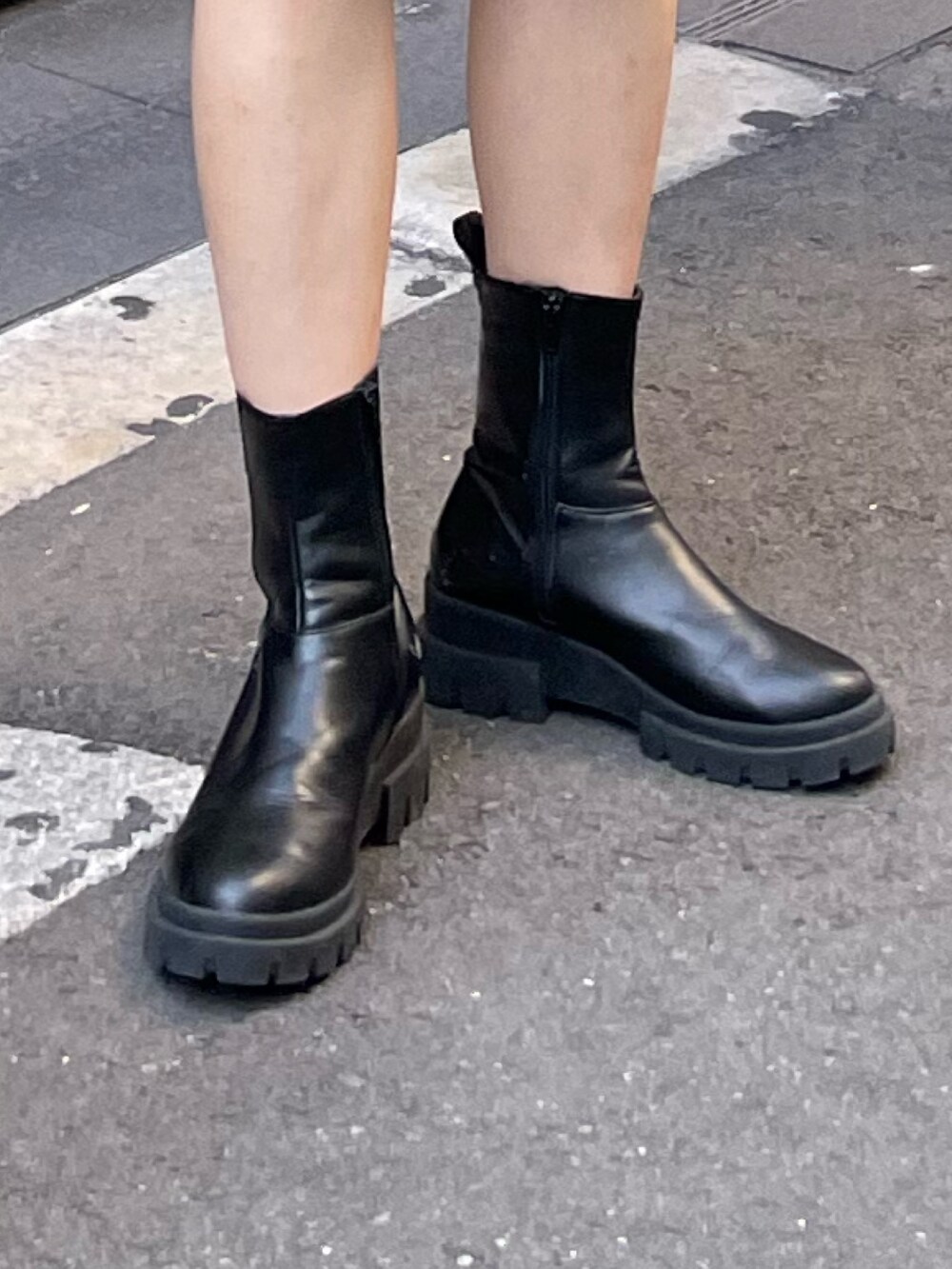 ブラック系のワンピース、ブラック系のブーツ、ブラック系のショルダーバッグを着用したレディースの秋コーディネートの7枚目の写真