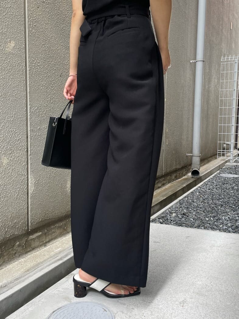 ブラック系のその他パンツ、ブラック系のサンダル、ブラック系のタンクトップを着用したレディースの夏コーディネートの9枚目の写真
