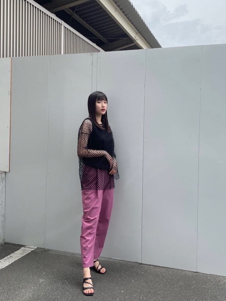 ブラック系のサンダル、ピンク系のスラックス、ブラック系のTシャツ/カットソーを着用したレディースの夏コーディネートの2枚目の写真