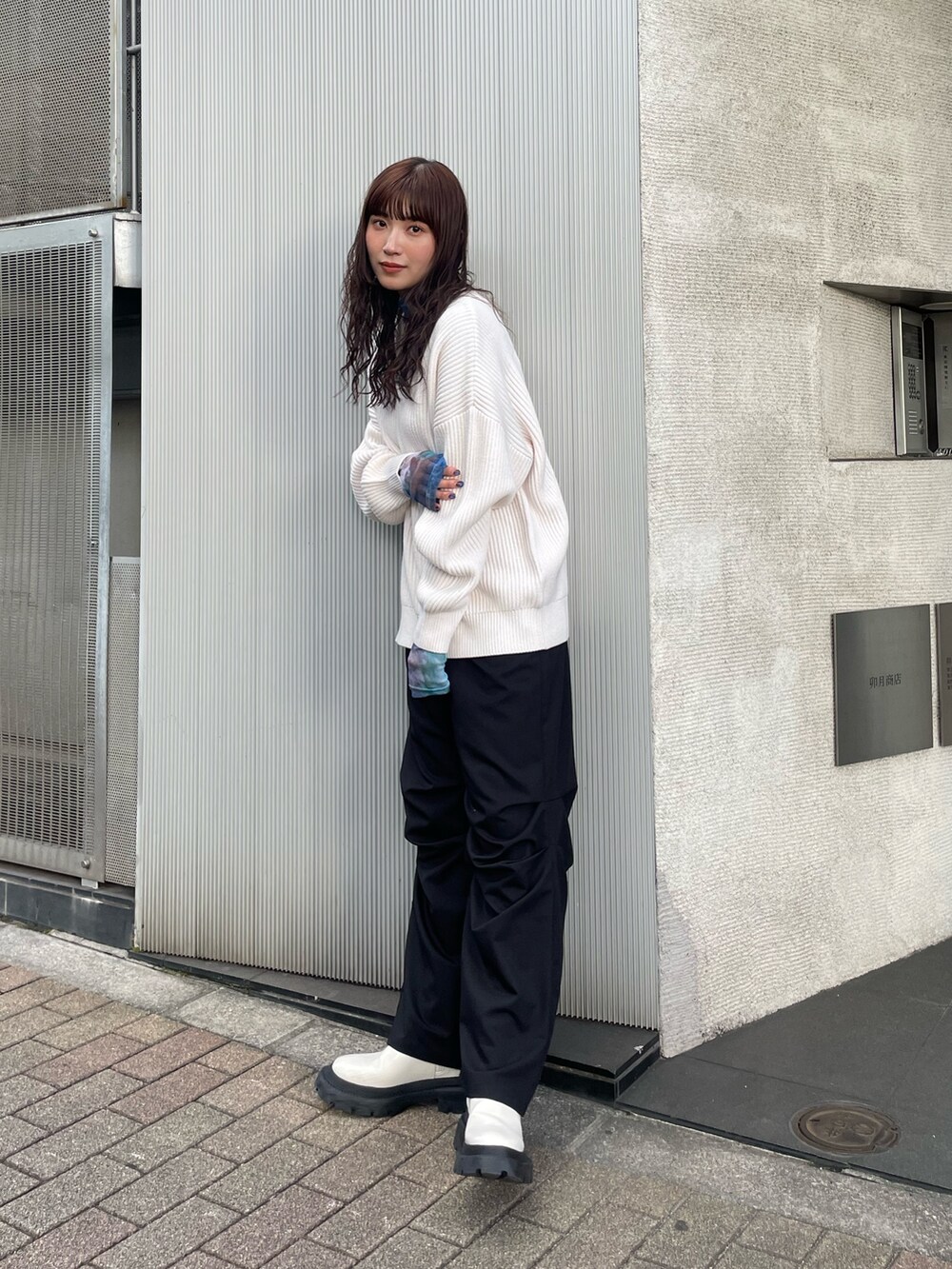 ホワイト系のニット/セーター、ブラック系のその他パンツを着用したレディースの秋コーディネートの3枚目の写真