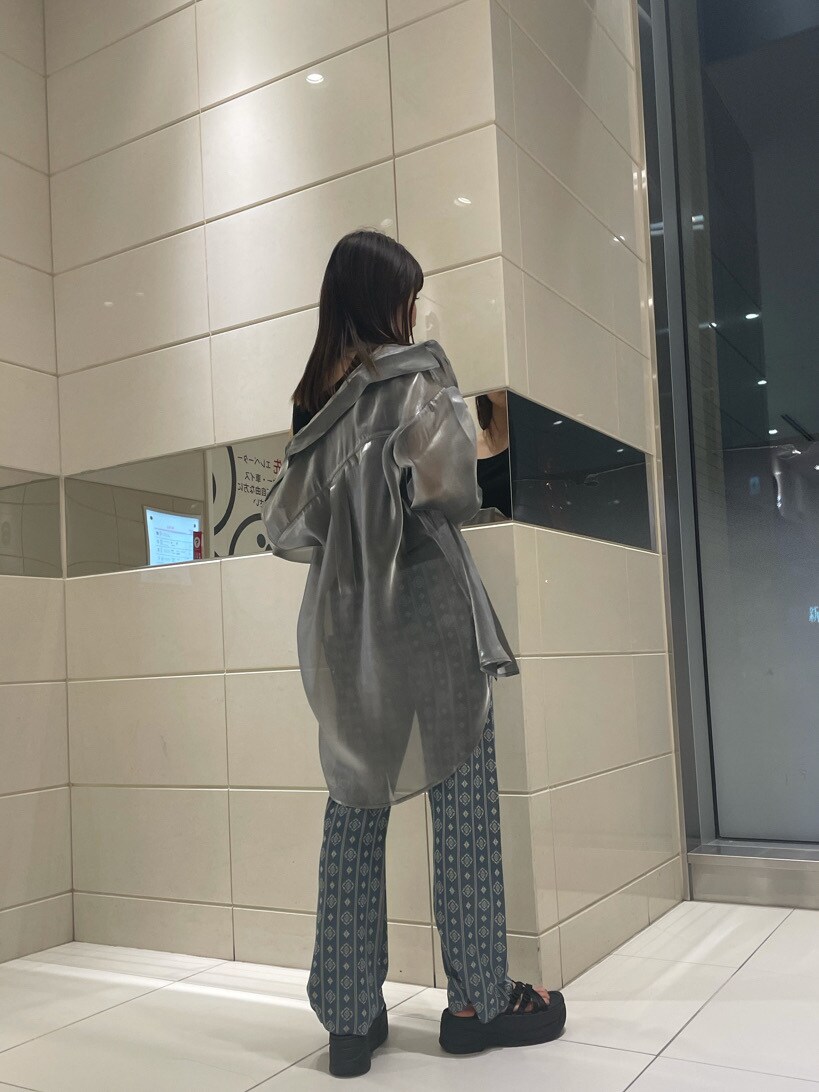 ブラック系のサンダル、ブラック系のニット/セーター、ブルー系のその他パンツを着用したレディースの春コーディネートの5枚目の写真