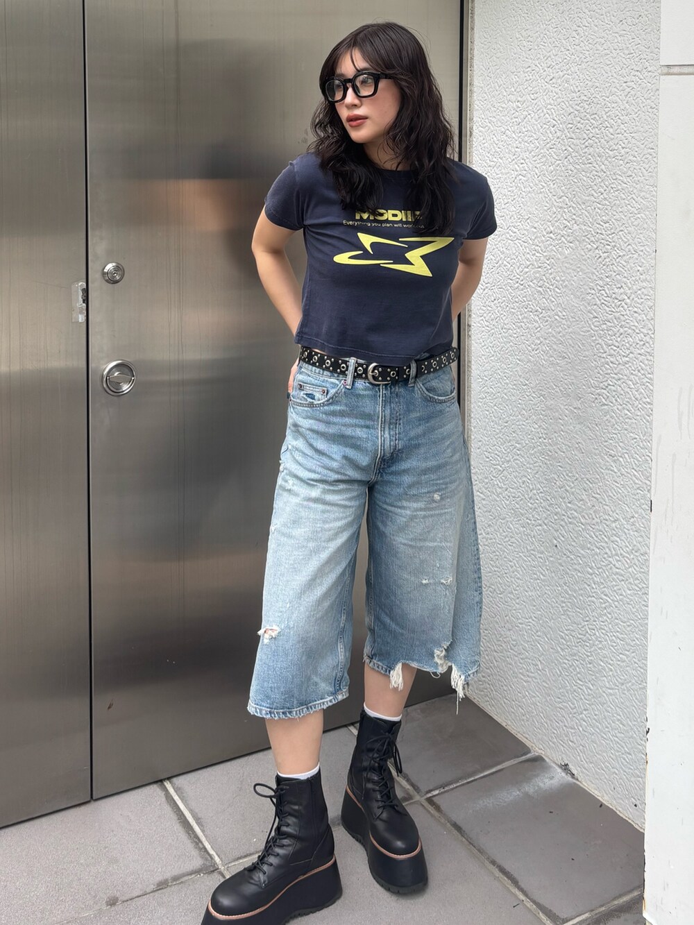 ブルー系のTシャツ/カットソー、ブラック系のベルトを着用したレディースの春コーディネートの2枚目の写真