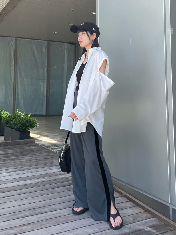 ホワイト系のシャツ/ブラウス、グレー系のスウェットパンツ、ブラック系のショルダーバッグを着用したレディースの夏コーディネートの2枚目の写真