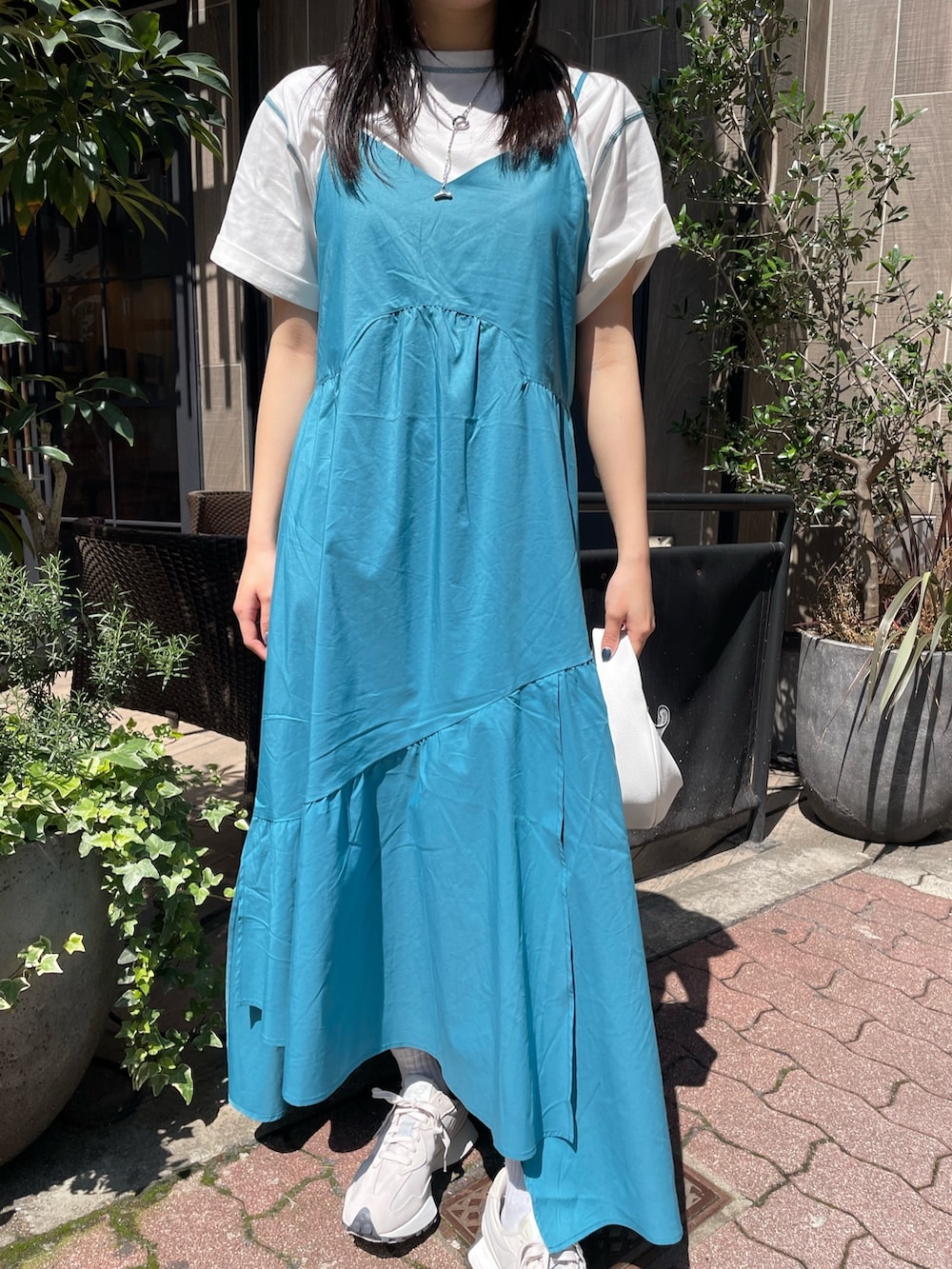 ブルー系のワンピース、ホワイト系のTシャツ/カットソー、シルバー系のネックレスを着用したレディースの春コーディネートの5枚目の写真