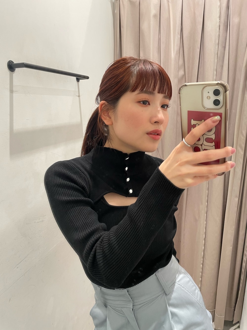 ブラック系のニット/セーター、ブルー系のカーゴパンツ、ブラック系のブーツを着用したレディースの冬コーディネートの4枚目の写真