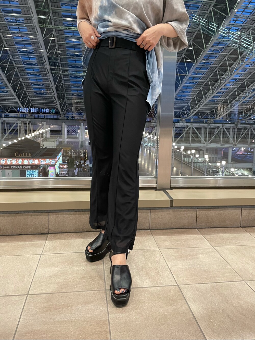 ブラック系のサンダル、ブラック系のスラックス、その他のTシャツ/カットソーを着用したレディースの春コーディネートの6枚目の写真