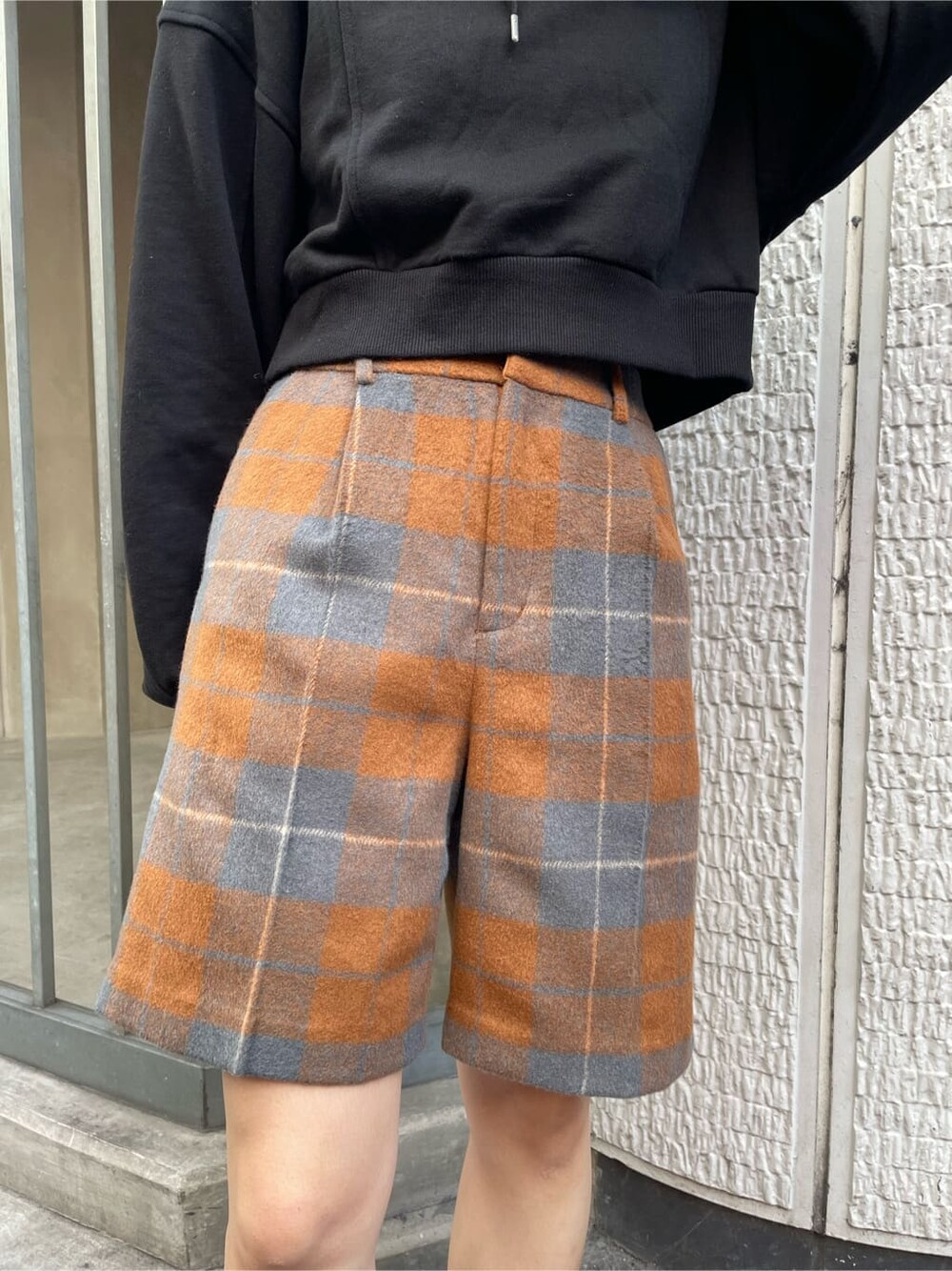 ブラック系のブーツ、その他のスラックス、ブラック系のパーカーを着用したレディースの秋コーディネートの6枚目の写真