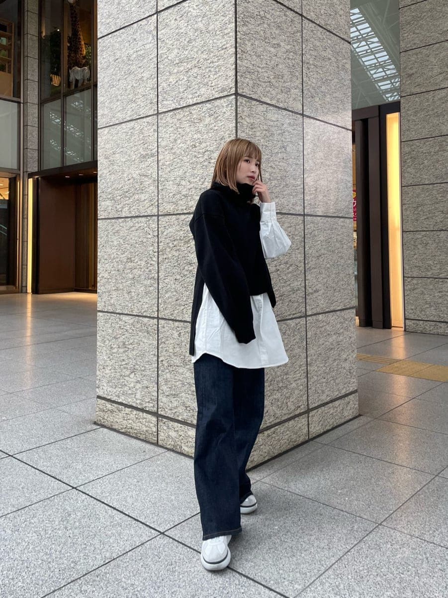 ブラック系のワンピースを着用したレディースの冬コーディネートの2枚目の写真