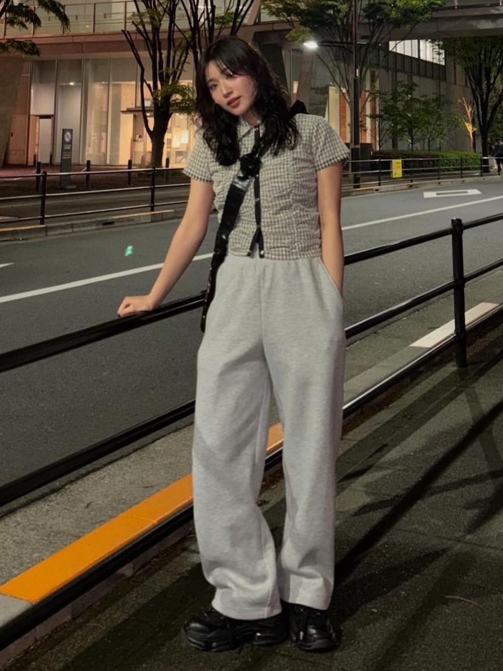 その他のシャツ/ブラウス、ブラック系のショルダーバッグ、ブラック系のスニーカーを着用したレディースの春コーディネートの2枚目の写真