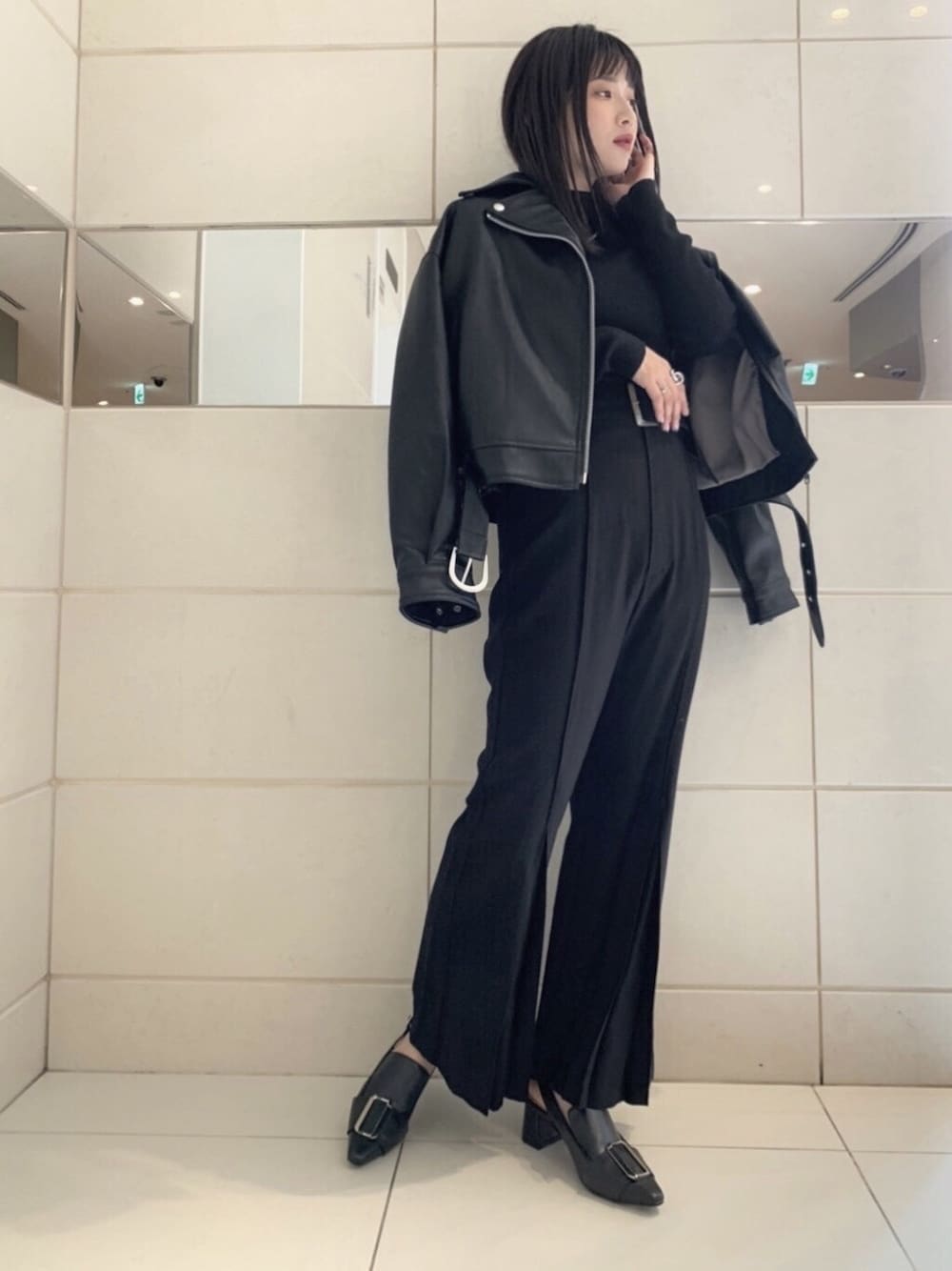 ブラック系のその他パンツ、ブラック系のパンプス、ブラック系のライダースジャケットを着用したレディースの冬コーディネートの2枚目の写真