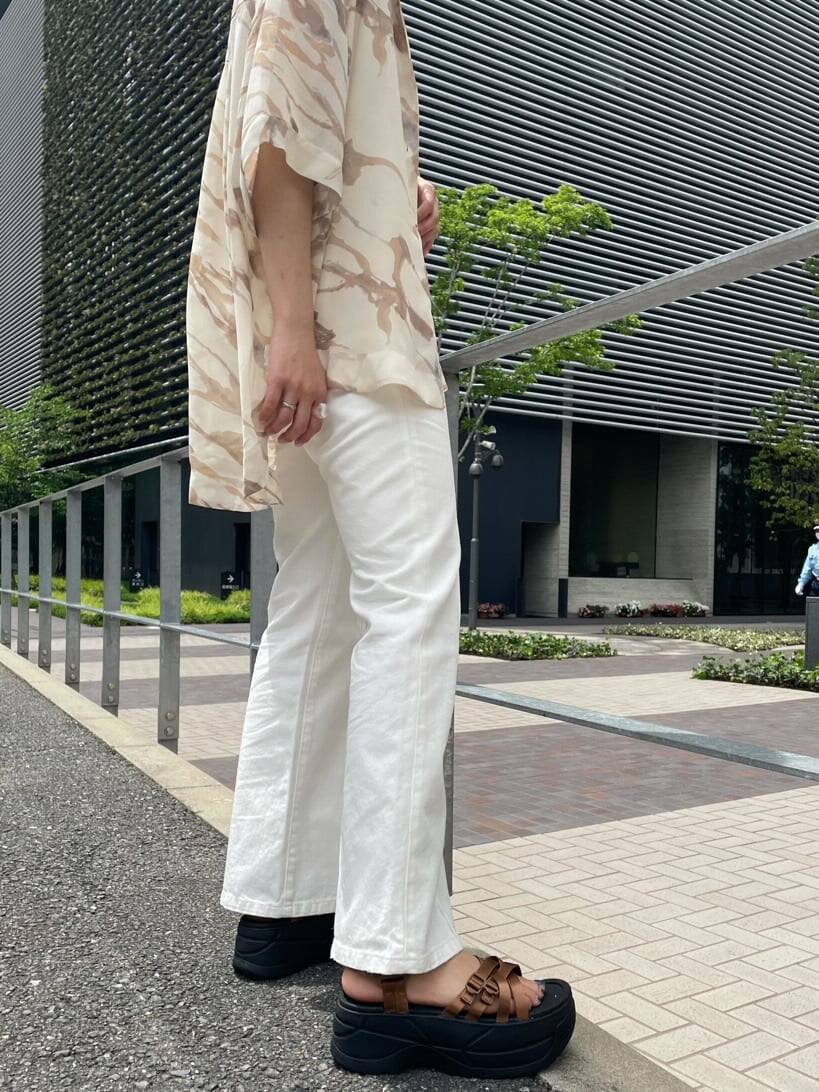 ホワイト系のその他パンツ、その他のシャツ/ブラウス、ベージュ系のサンダルを着用したレディースの夏コーディネートの8枚目の写真