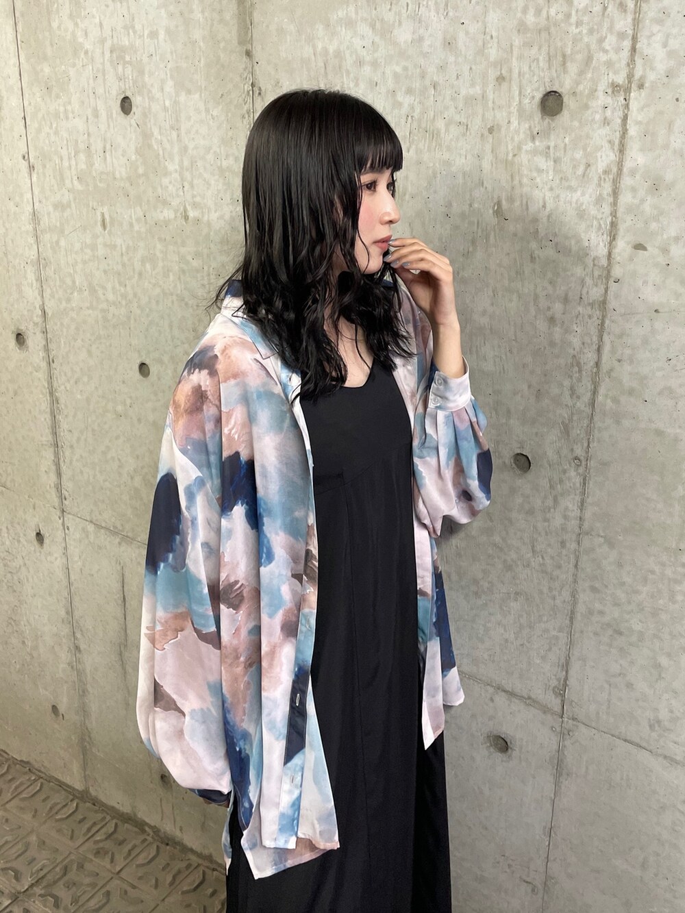 ブルー系のシャツ/ブラウス、ブラック系のワンピース、ブラック系のサンダルを着用したレディースの春コーディネートの5枚目の写真