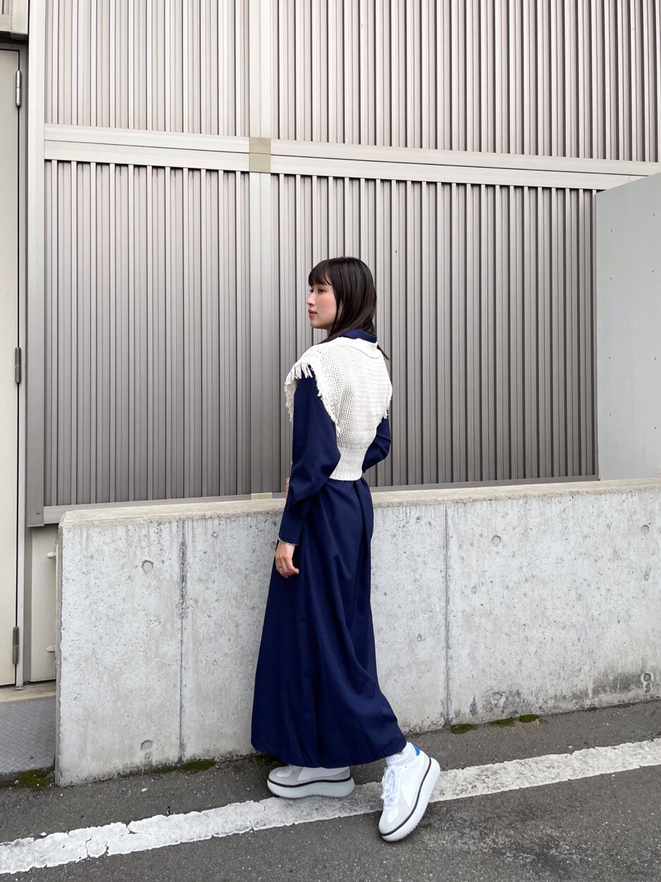 ブルー系のシャツ/ブラウス、ホワイト系のサンダル、グレー系のニット/セーターを着用したレディースの春コーディネートの5枚目の写真