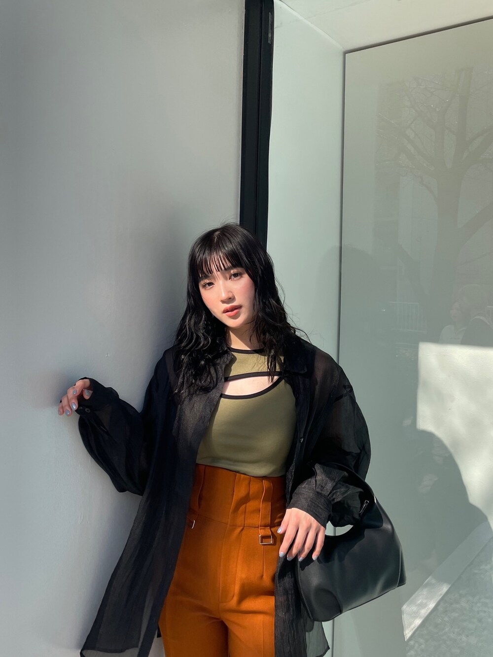 ブラック系のシャツ/ブラウス、グリーン系のタンクトップ、ブラック系のサンダルを着用したレディースの春コーディネートの3枚目の写真