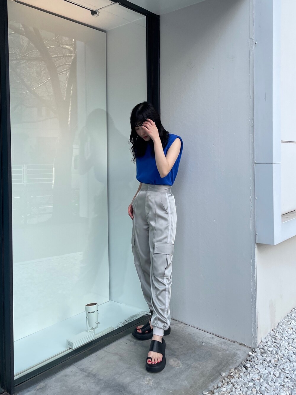 ブルー系のTシャツ/カットソー、グレー系のスウェットパンツ、ブラック系のサンダルを着用したレディースの春コーディネートの2枚目の写真