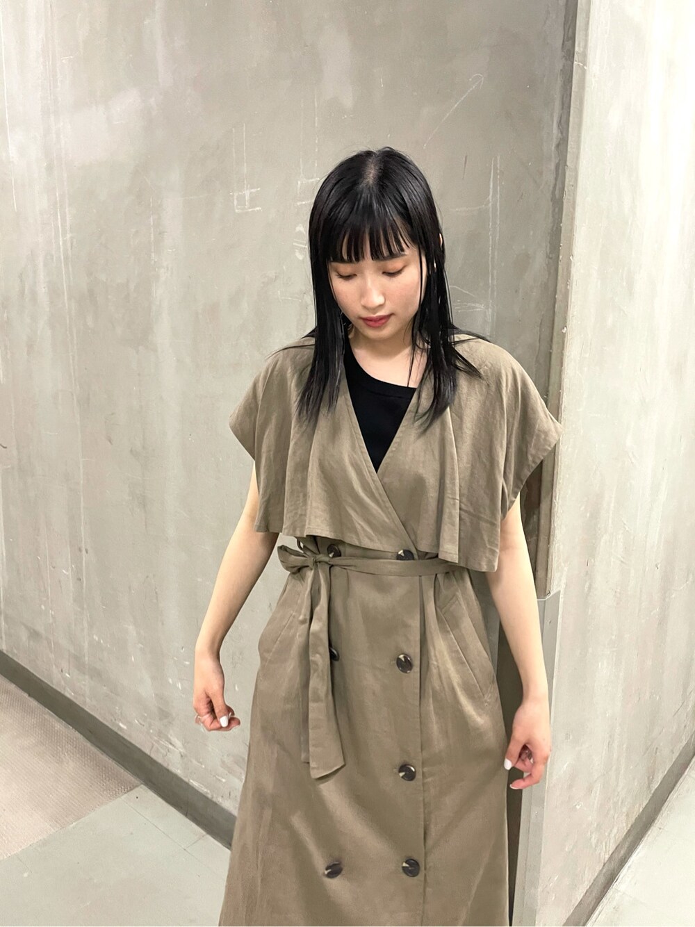 ブラック系のその他パンツ、ブラック系のサンダル、ベージュ系のベストを着用したレディースの春コーディネートの6枚目の写真