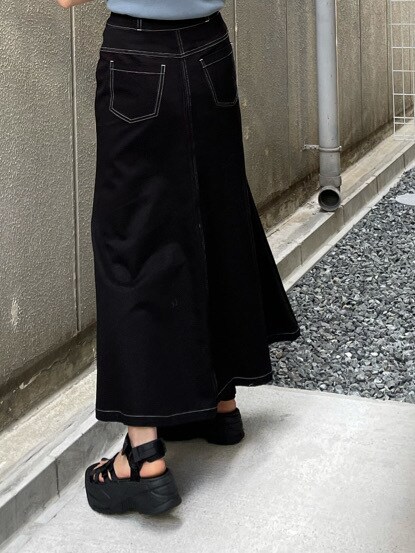 ブラック系のスカート、ブラック系のサンダル、ブルー系のニット/セーターを着用したレディースの春コーディネートの6枚目の写真