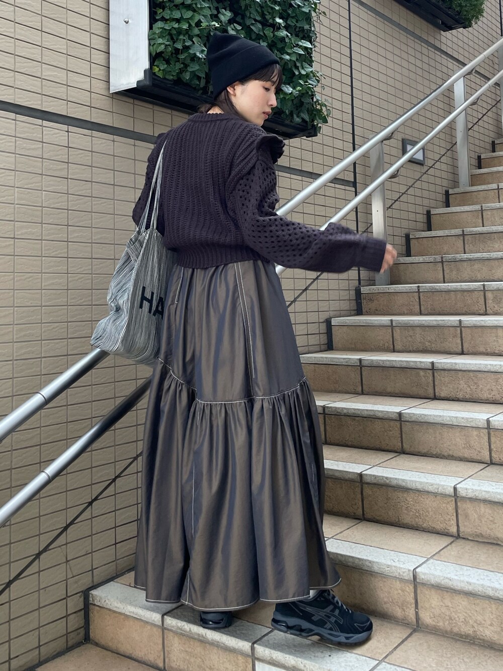 ブラック系のニット/セーターを着用したレディースの冬コーディネートの3枚目の写真