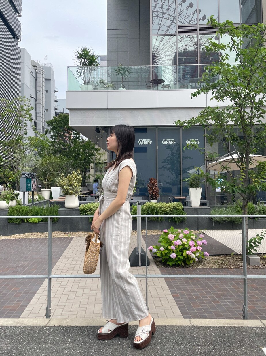 その他のつなぎ/オールインワン、ホワイト系のサンダル、ベージュ系のかごバッグを着用したレディースの夏コーディネートの2枚目の写真